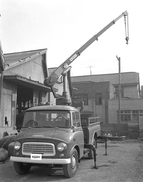 UNIC100 1-ton truck-mounted crane