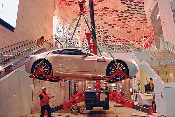 With URW706C, you can even display a car inside a mall.